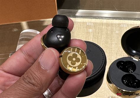 cuffia a quadri louis vuitton|louis vuitton light up earphones.